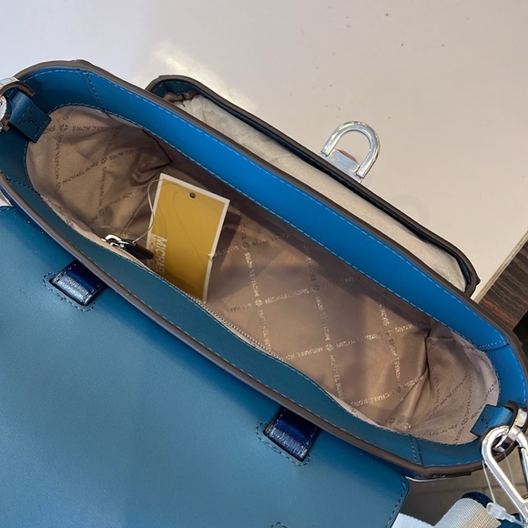 MICHAEL KORS
Manhattan Medium TH SCHOOL Crackled Metallic Leather SATCHEL
TEAL - Picture 12 of 16